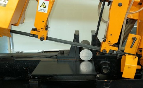 王场镇数控带锯床自动送料精度会出现偏差吗？