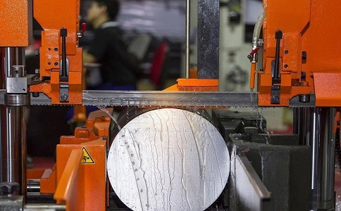 王场镇立式金属带锯床切削出现跑带故障解决方法！